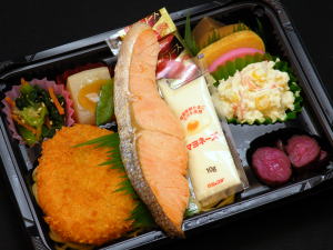 焼サケとコロッケ弁当